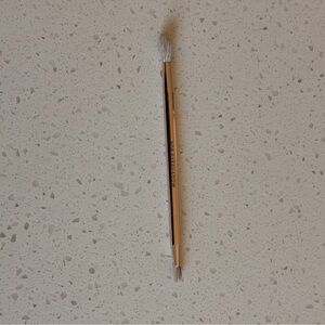 Patrick Ta Dual-Ended Eyeshadow Brush in Rose Gold with White Bristles